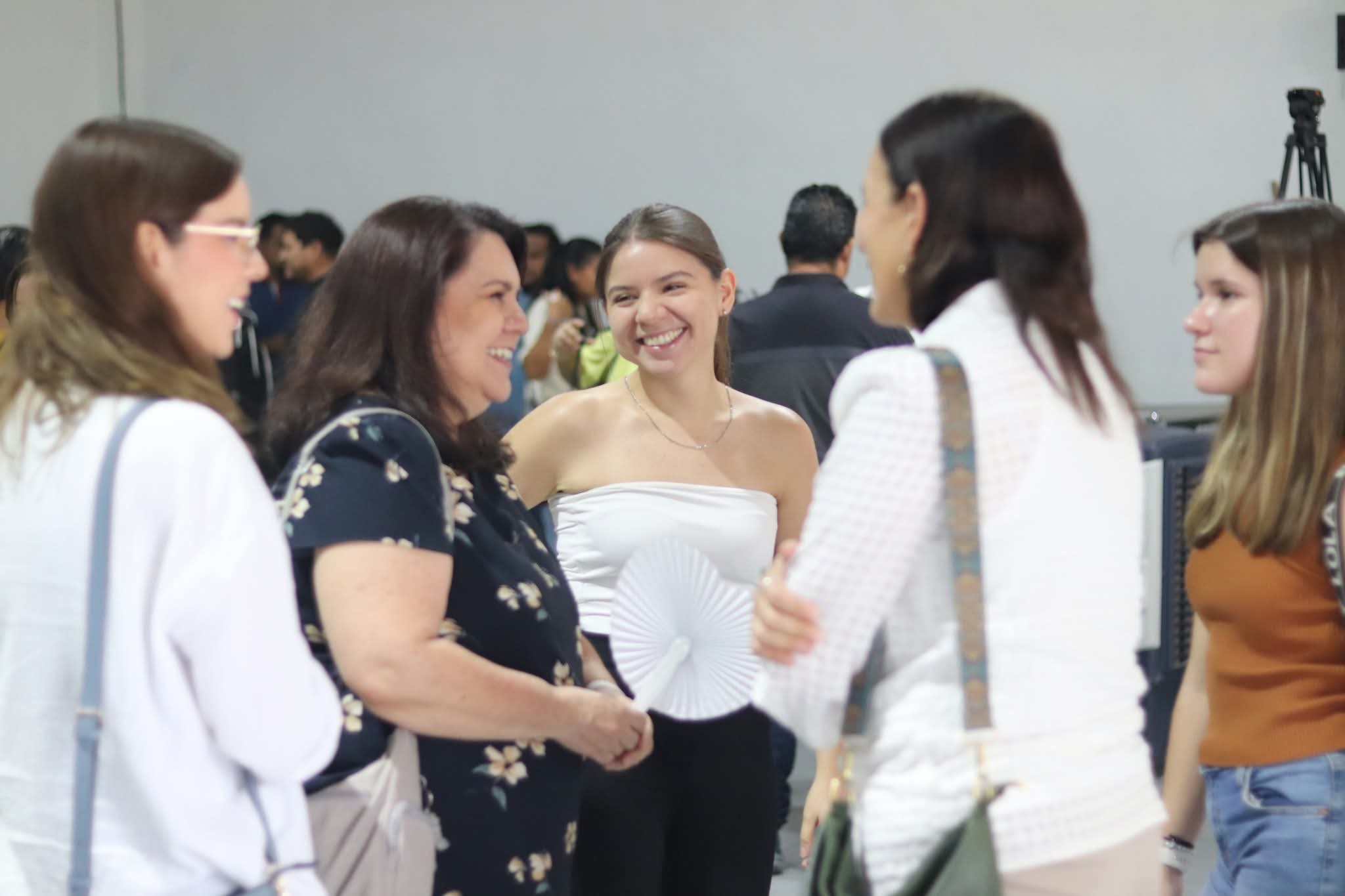 Mujeres conversando y riendo en evento